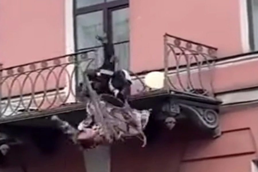 Ζευγάρι τσακώνεται και πέφτει από το μπαλκόνι! (βίντεο)