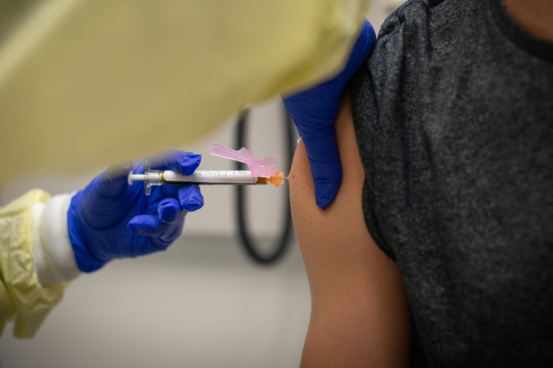 «Να τα εμβολιάσουμε για να αποκτήσουμε ανοσία της αγέλης»: Έτσι δικαιολογούν το «τσίμπημα» παιδιών που δεν κινδυνεύουν