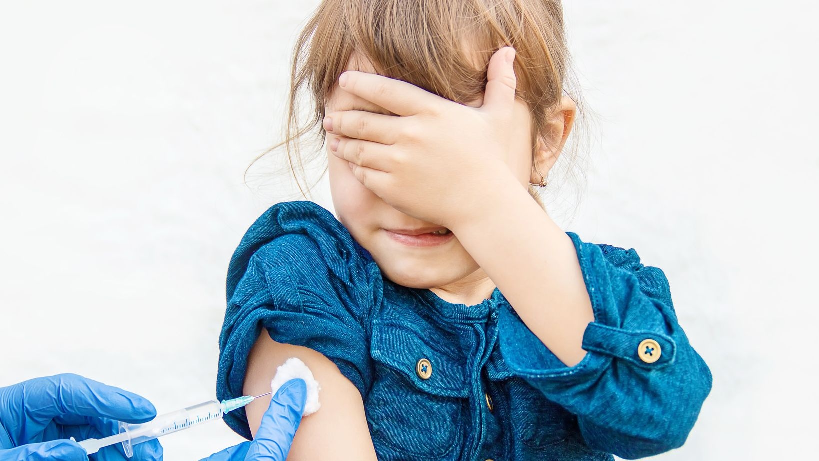 «Φρένο» από Γερμανό ειδικό για τον εμβολιασμό των παιδιών: «Δεν είναι τόσο απλό σαν να δίνουμε μια καραμέλα»