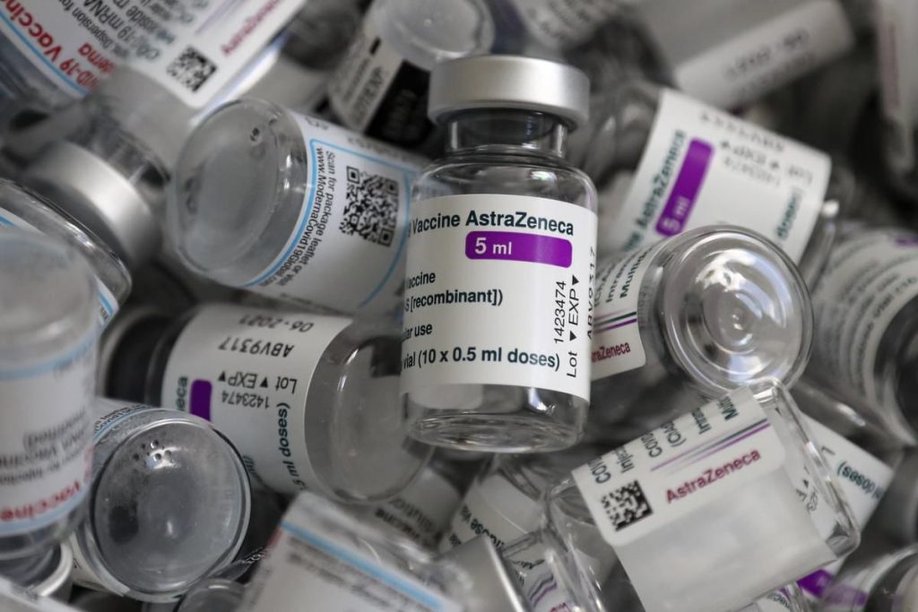 Εμβόλιο AstraZeneca – Βρετανία: 43χρονη παρουσίασε θρόμβωση και πέθανε λίγες ημέρες μετά τη χορήγησή του