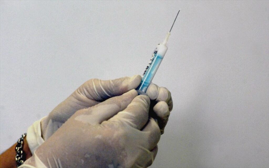 Μοιράζουν εμβόλια – Η Ελλάδα θα χορηγήσει 40 χιλιάδες εμβόλια σε Σκόπια και Αλβανία