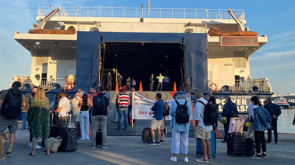 Ανεστάλη η απεργία – Στις 9 αναχωρούν τα πλοία από το λιμάνι του Πειραιά (upd)