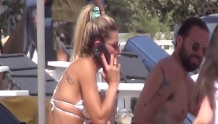 Μύκονος: «Μαγνήτισε» τα βλέμματα η εντυπωσιακή σύντροφος του Ηλία Βρεττού (βίντεο)