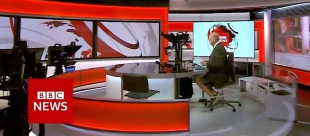 Αποκαλυπτικό πλάνο του BBC – Κάμεραμαν έδειξε τον παρουσιαστή με σορτς (βίντεο)