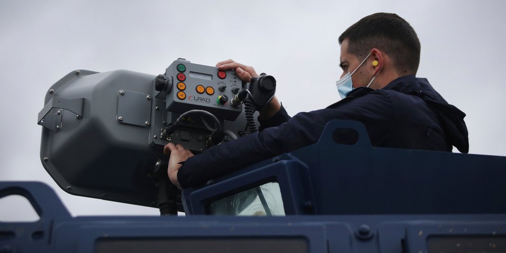 Η ΕΕ δεν αφήνει την Ελλάδα να χρησιμοποιήσει «ηχητικό κανόνι» για τους παράνομους μετανάστες (βίντεο)