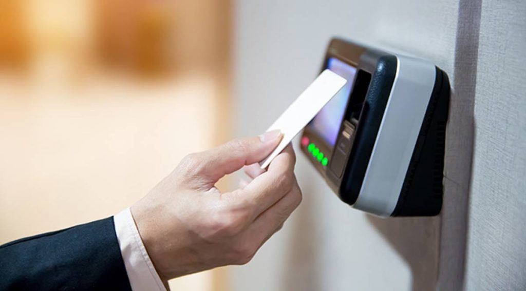 Ψηφιακή κάρτα για όλους τους εργαζομένους και ρεπό αντί χρημάτων: Τι περιλαμβάνει το εργασιακό νομοσχέδιο (βίντεο)