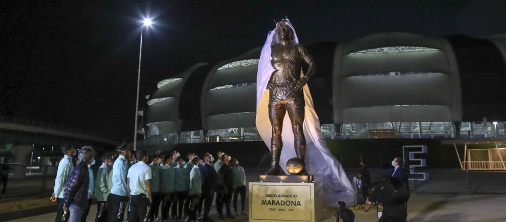 Αποκαλυπτήρια για το άγαλμα του Ν.Μαραντόνα – Ο Λ.Μέσι τράβηξε το… πέπλο (βίντεο)