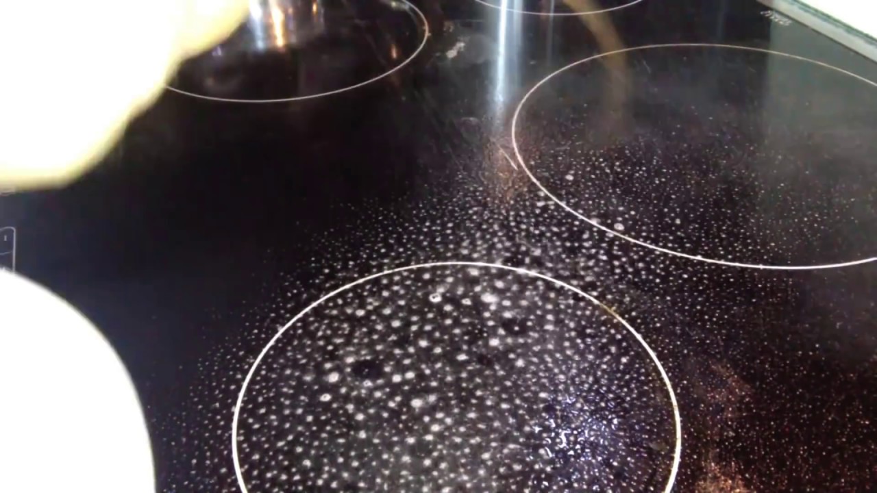 Καθαρίστε βρωμιά και γρατζουνιές από την κεραμική εστία με αυτόν τον «θαυματουργό» τρόπο (βίντεο)