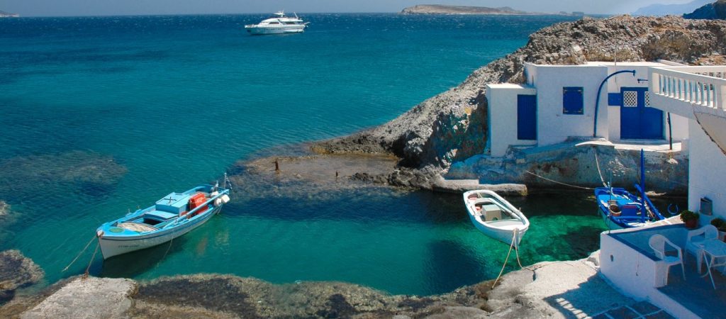 Στον «αέρα» τουρισμός και θέσεις εργασίας- Κυνική η Κυβέρνηση: «Κανένας αιφνιδιασμός από Βρετανία – Συντηρητική απόφαση»