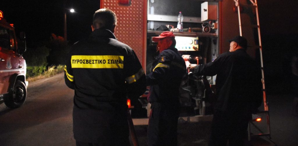 Πάτρα: Αυτοκίνητο τυλίχθηκε στις φλόγες σε αποθήκη πυλωτής πολυκατοικίας