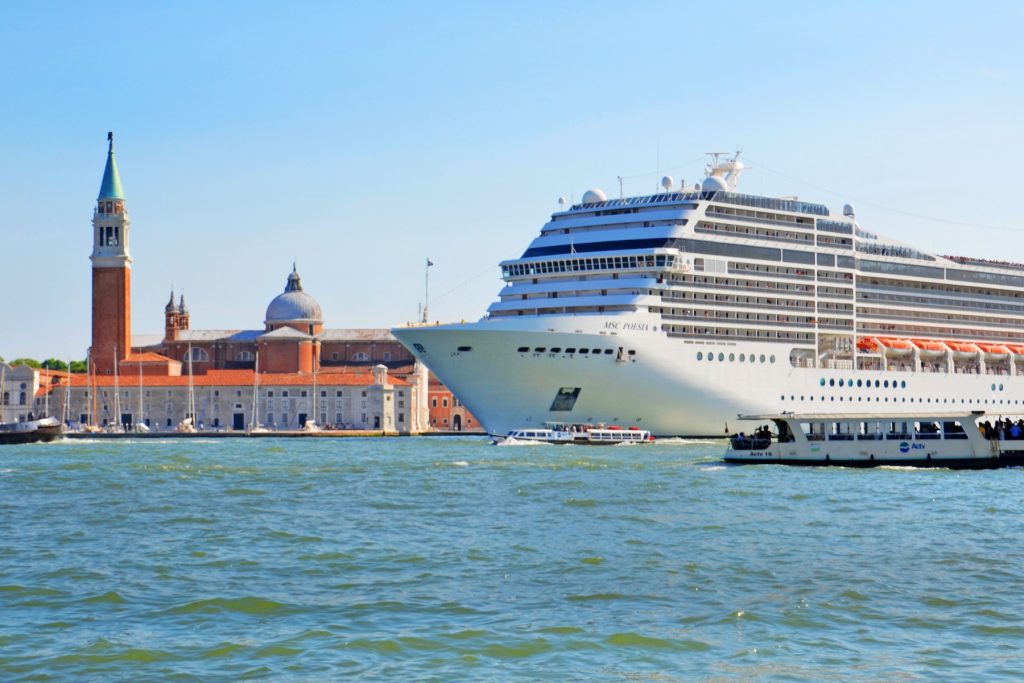 Με διαμαρτυρίες και υγειονομικά μέτρα το πρώτο κρουαζιερόπλοιο στην Βενετία