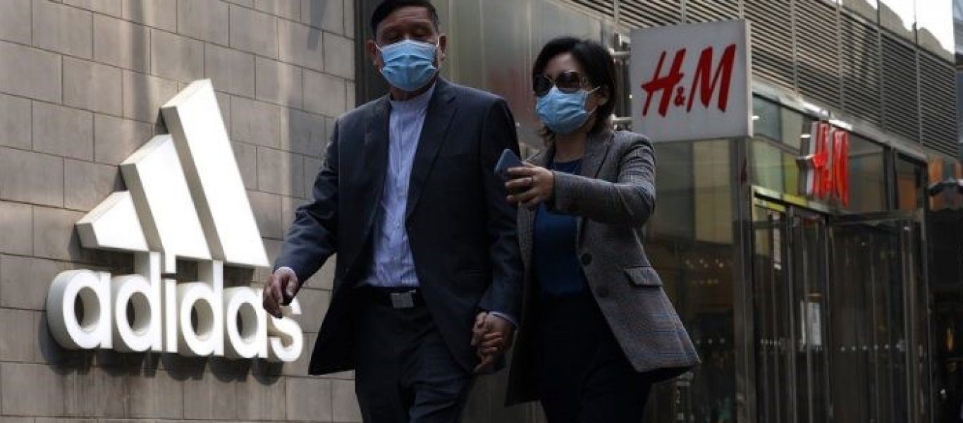 Γιατί η Κίνα απαγορεύει τα ρούχα των H&M, Nike, Adidas και Zara