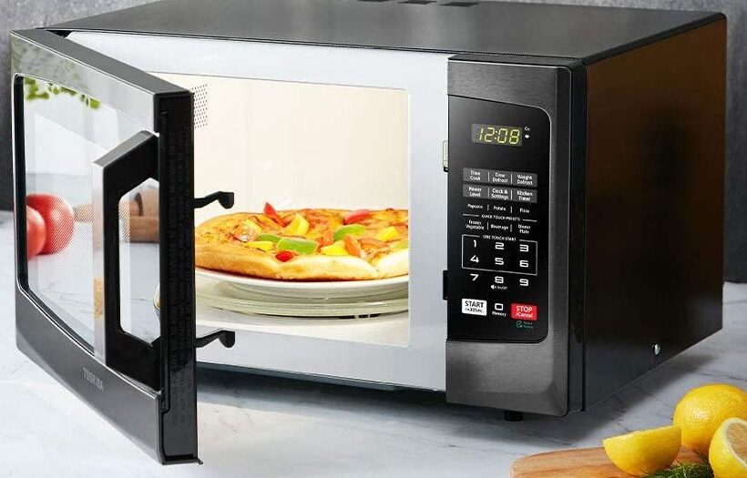 Το κόλπο για να ζεστάνεις την πίτσα στον φούρνο μικροκυμάτων και να βγει τραγανή