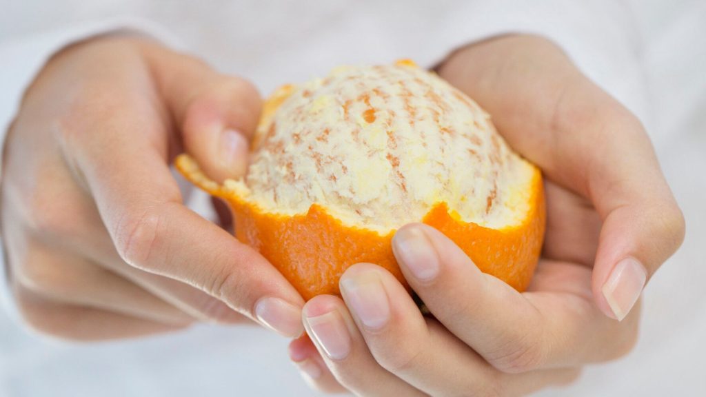 Μήπως το κάνετε λάθος; – Ο σωστός τρόπος για να καθαρίζετε το πορτοκάλι (βίντεο)