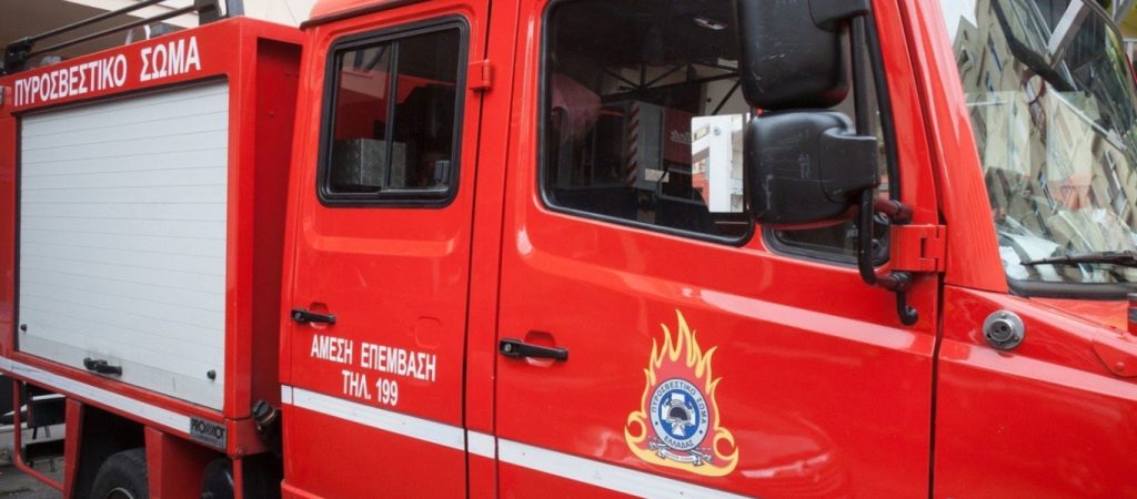 Πυρκαγιά ξέσπασε σε συνεργείο στη Φολέγανδρο – «Μάχη» των πυροσβεστών να την θέσουν υπό έλεγχο