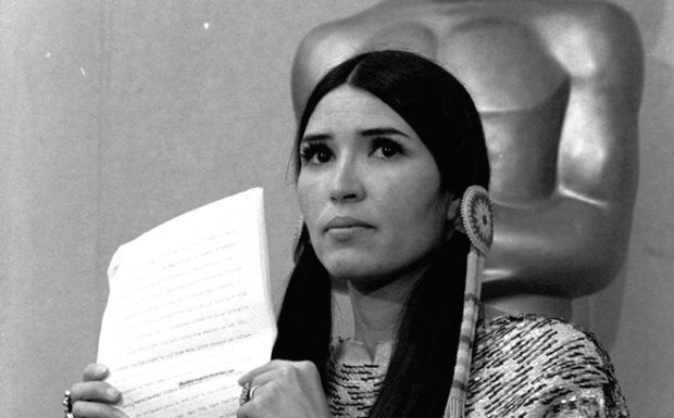 Σαχίν Λιτλφέδερ: Η τελευταία συνέντευξη της Ινδιάνας που παρέλαβε το Όσκαρ του Μάρλον Μπράντο το 1973