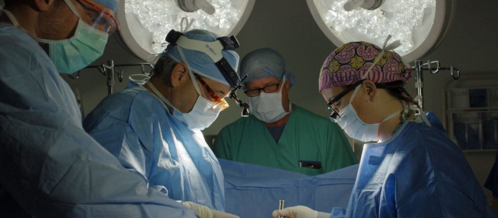 Μητέρα αντιμέτωπη με σοβαρές κατηγορίες – Υποχρέωσε την υιοθετημένη κόρη της σε χειρουργικές επεμβάσεις (βίντεο)