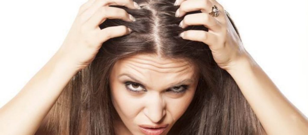 Πιτυρίδα: Δείτε πως θα την «εξαφανίσετε» με φυσικά υλικά που έχετε στο σπίτι