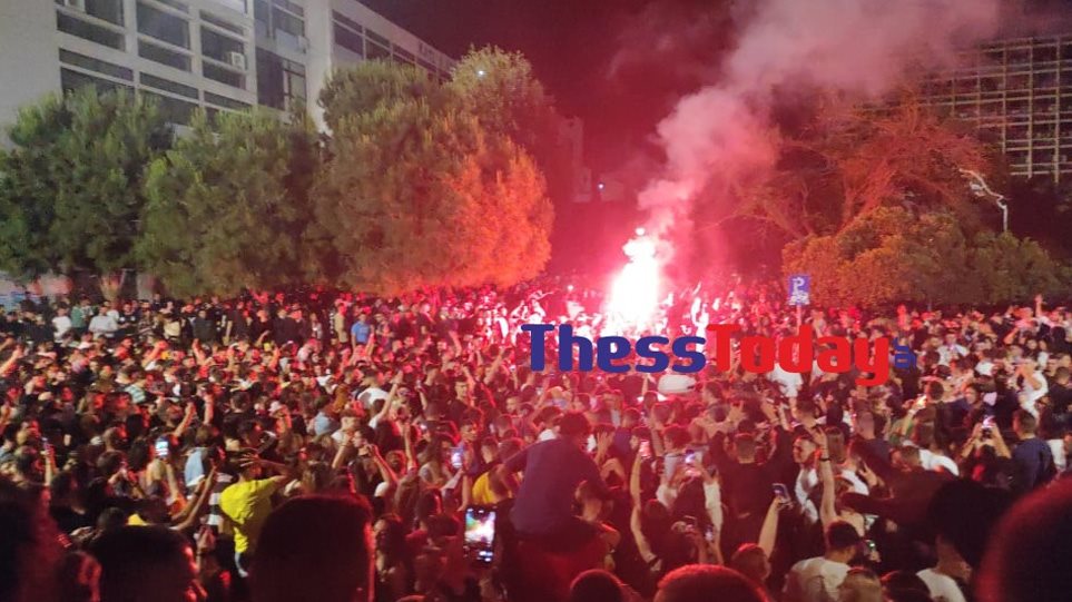 Θεσσαλονίκη: Οι νέοι αντιδρούν και «στήνουν» πάρτυ για μια «ανάσα ελευθερίας» – 3.000 στο ΑΠΘ (βίντεο)
