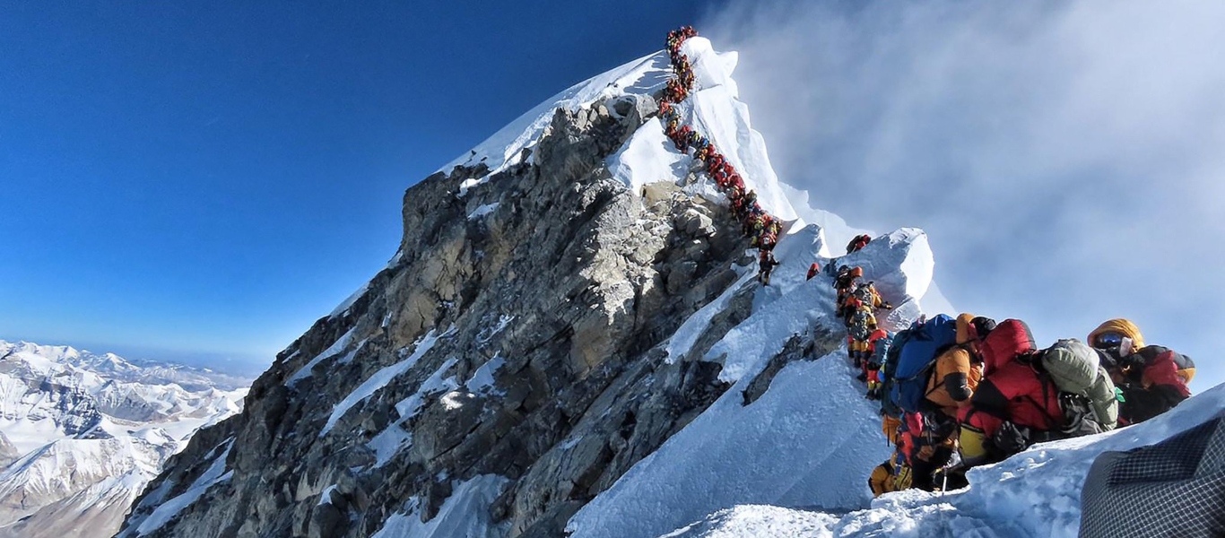 Τραγουδιστής έφτασε στην κορυφή του Έβερεστ για πολύ καλό σκοπό (βίντεο)