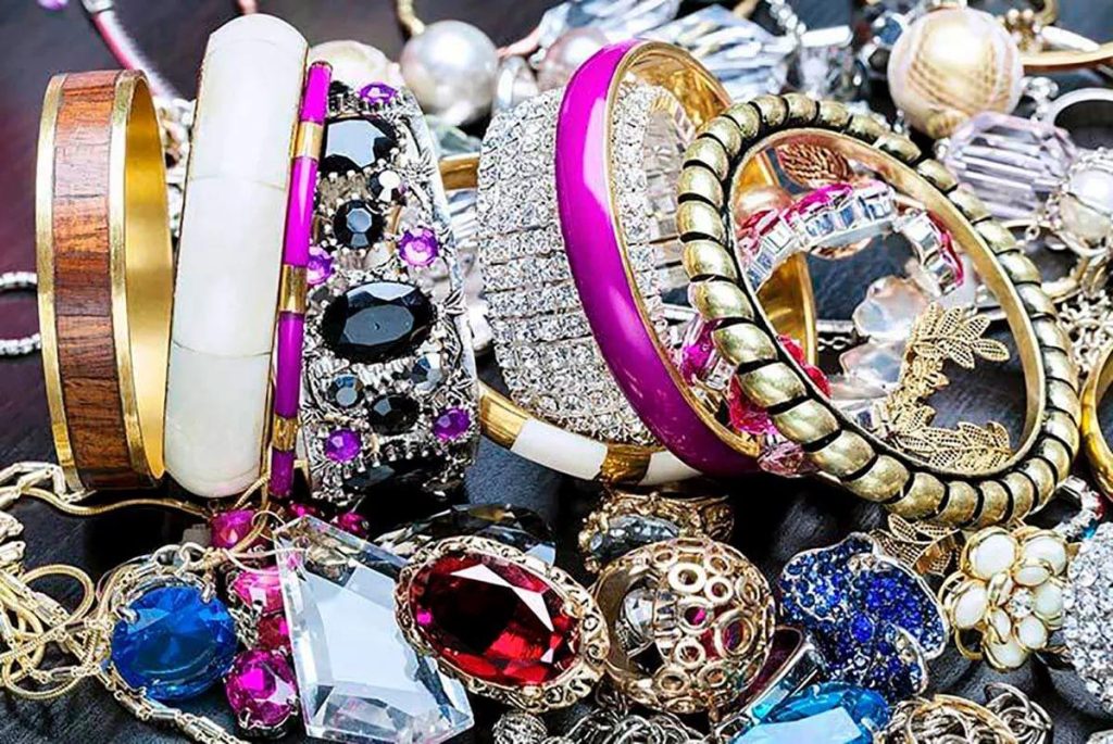 Με αυτό το κολπάκι θα κάνετε σαν καινούρια τα faux κοσμήματα