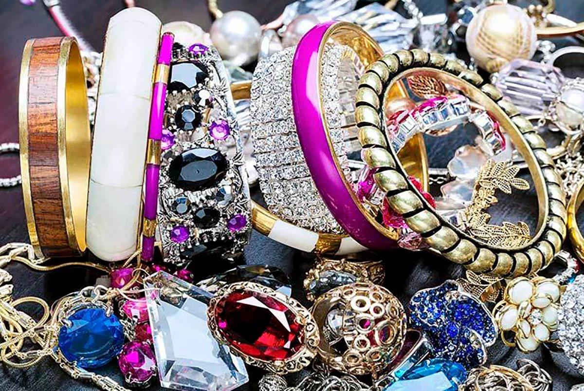 Με αυτό το κολπάκι θα κάνετε σαν καινούρια τα faux κοσμήματα