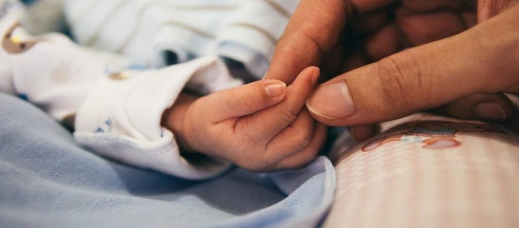 Νέα έρευνα: Δείτε πως συνδέονται τα περιστατικά ενδομήτριου εμβρυϊκού θανάτου με τη λοίμωξη της εγκύου από κορωνοϊό