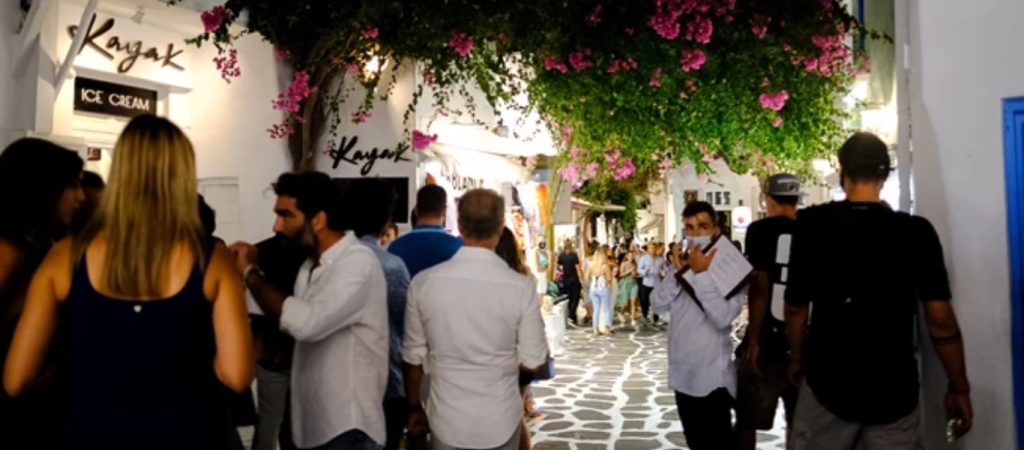 Γέμισε και πάλι η Μύκονος – Πλήθος κόσμου συγκεντρώθηκε στα Ματογιάννια (βίντεο)