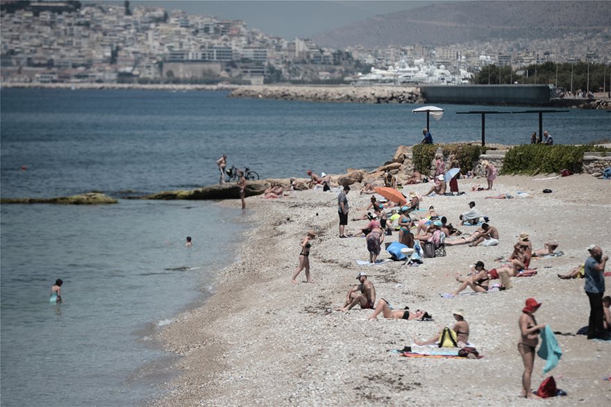 «Έτρεξαν» στις παραλίες οι Αθηναίοι για βουτιές και ηλιοθεραπεία (φωτο)