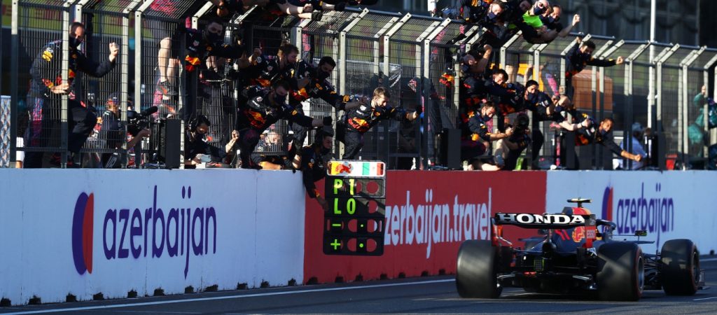 Formula 1: «Αυτοκτόνησαν» Φερστάπεν και Χάμιλτον στο Αζερμπαϊτζάν – Επική νίκη για τον Πέρεζ