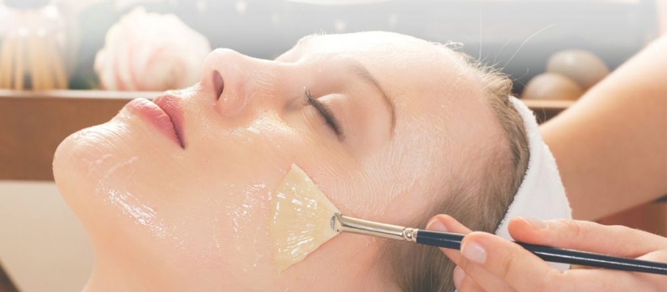 Απολέπιση με ζάχαρη ή με αλάτι; – Ποια είναι η καταλληλότερη μέθοδος για το δέρμα σας