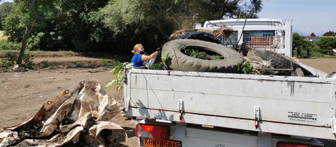 Επιχείρηση καθαριότητας του Δήμου Τρικάλων σε ποτάμι – Απίστευτα ευρήματα (φώτο)
