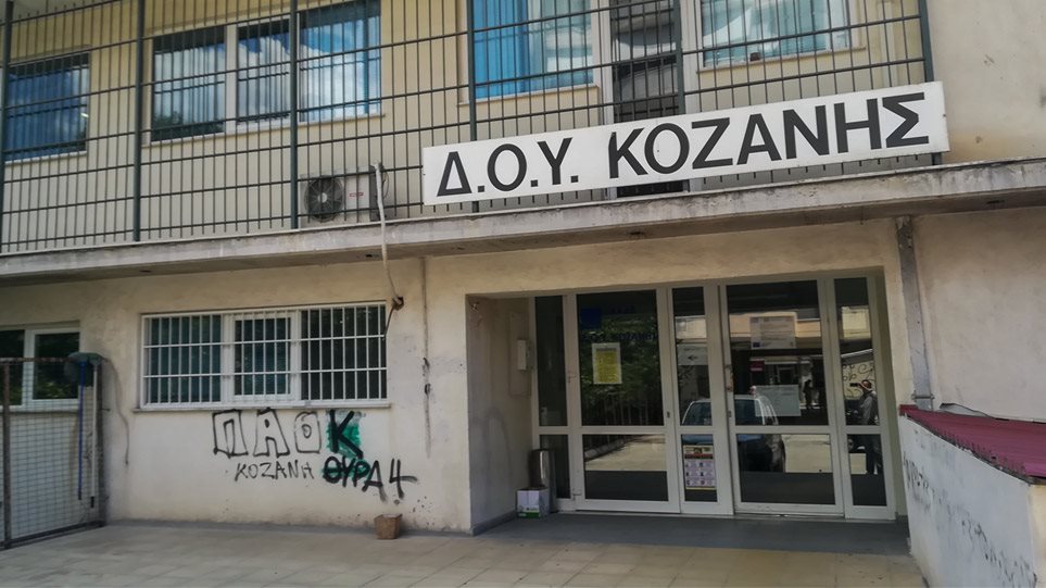 Αναβλήθηκε για την Παρασκευή η δίκη για την επίθεση με τσεκούρι στο ΔΟΥ Κοζάνης (βιντεο)