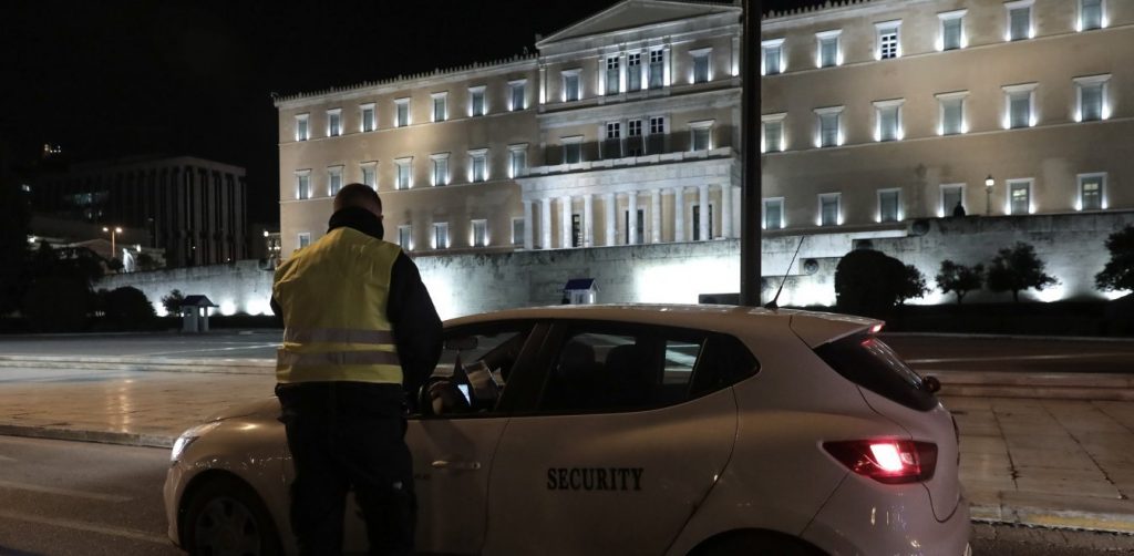 «Έρχεται» αλλαγή στην απαγόρευση κυκλοφορίας – Πότε οι ανακοινώσεις (βίντεο)