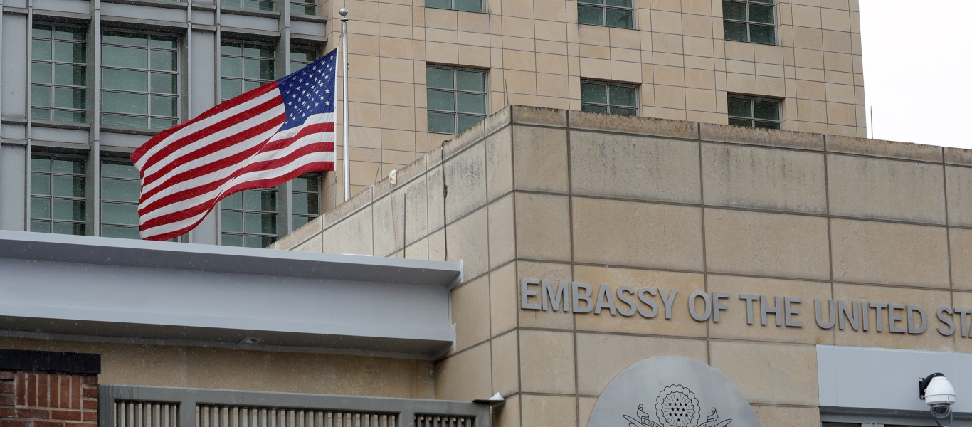 Χειροπέδες σε άγνωστο άνδρα που εισέβαλε στην αμερικανική πρεσβεία στη Μόσχα