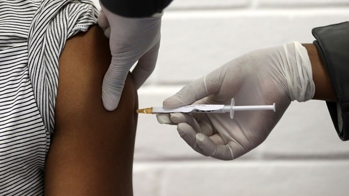 Τι πρέπει να κάνουν όσοι έχουν εμβολιαστεί και έρθουν σε επαφή με κρούσμα; – Οι νέες οδηγίες του CDC