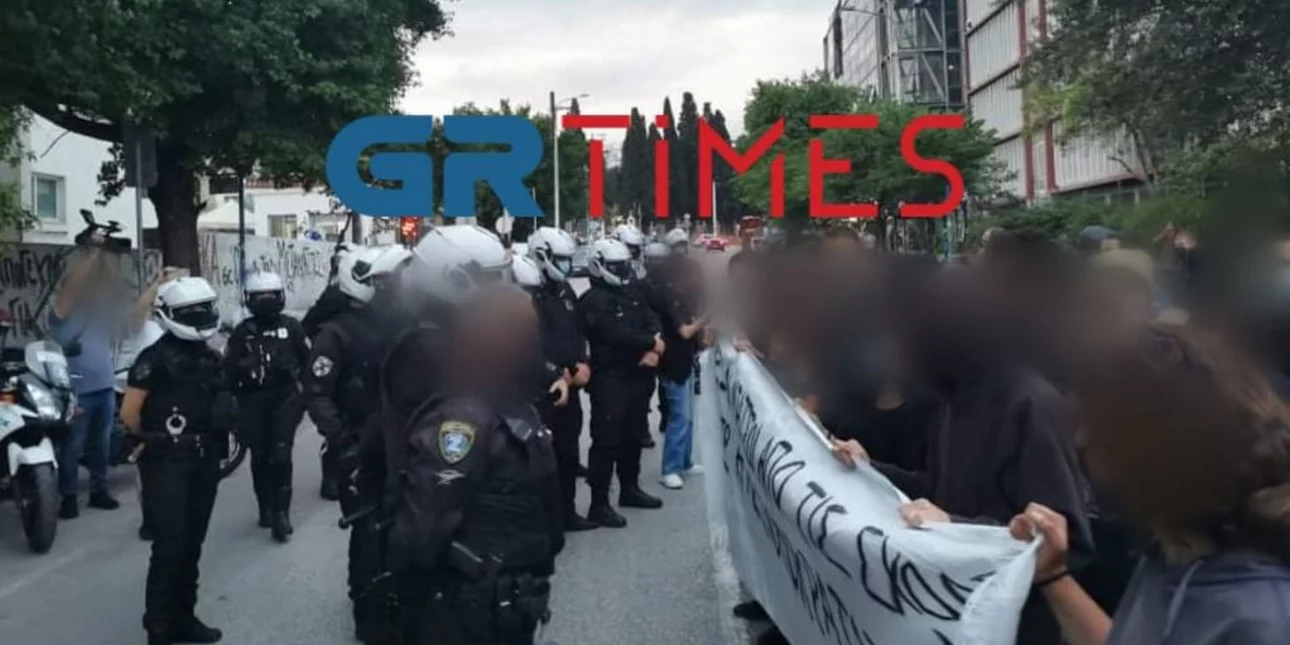 ΑΠΘ: Eνταση μεταξύ αστυνομίας και συγκεντρωμένων – Άναψαν πυρσούς οι αναρχικοί (βίντεο)