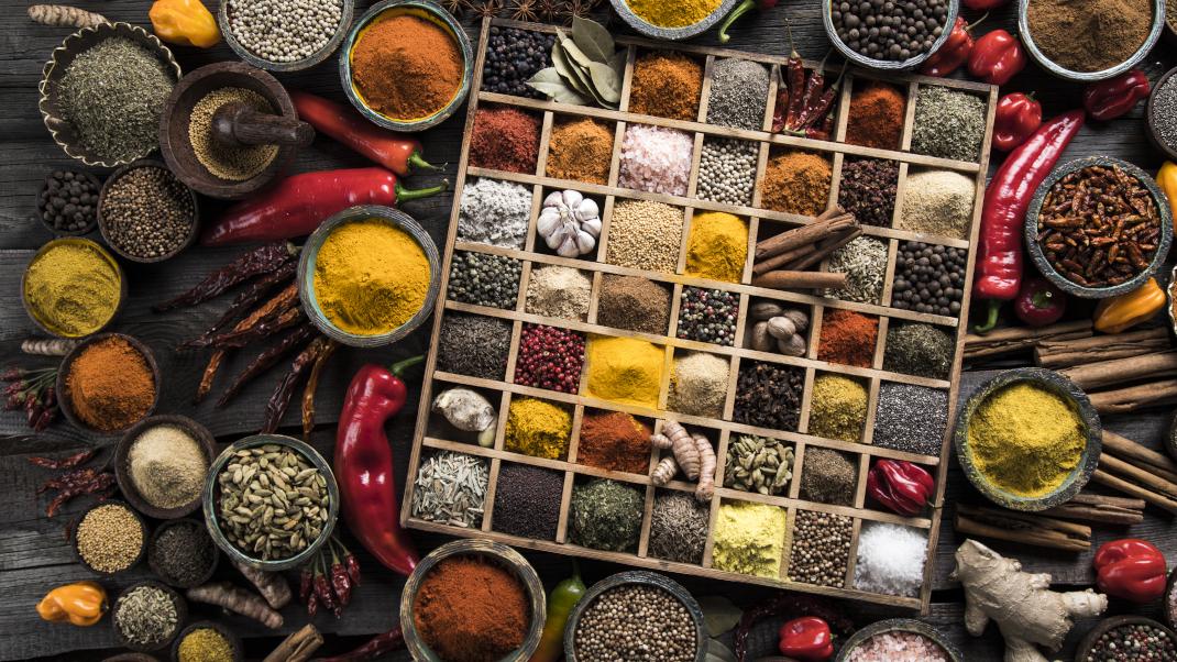 Μπαχαρικά και μυρωδικά: Πόσο διαρκούν και πότε πρέπει να τα πετάξετε;