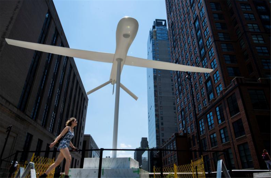 ΗΠΑ: Το τεράστιο λευκό γλυπτό που αναπαριστά drone στο κέντρο της Νέας Υόρκης φέρνει αναστάτωση στους πολίτες (φωτο)