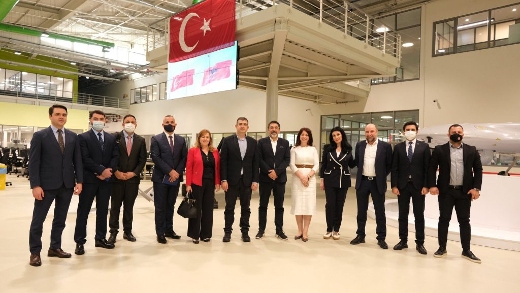 Εκτός από τα τουρκικά TB.2 Bayraktar τώρα θα μας «πολιορκούν» και τα αλβανικά: Αλβανική αντιπροσωπεία στην Baykar