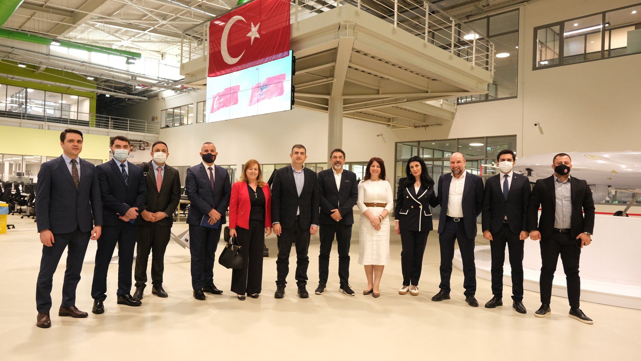 Εκτός από τα τουρκικά TB.2 Bayraktar τώρα θα μας «πολιορκούν» και τα αλβανικά: Αλβανική αντιπροσωπεία στην Baykar