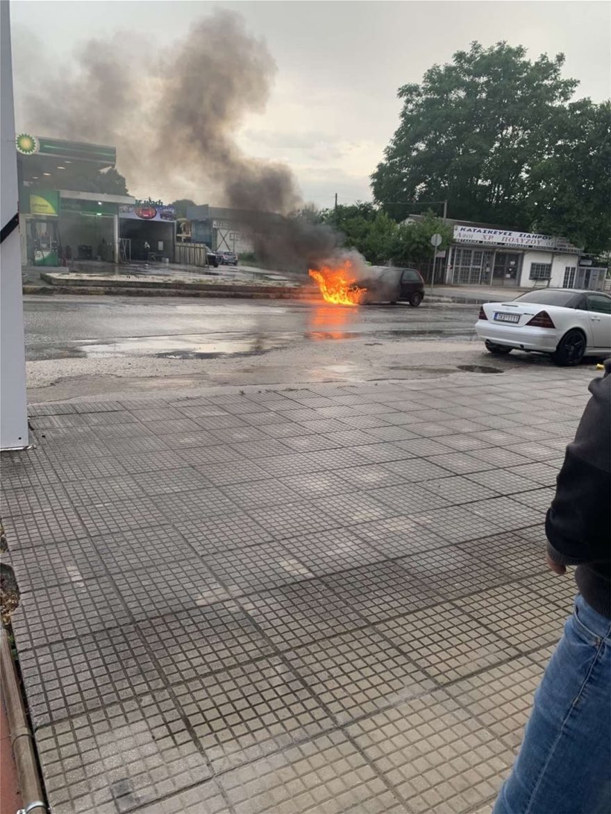 Συναγερμός στα Τρίκαλα: Αυτοκίνητο τυλίχτηκε στις φλόγες μπροστά σε πρατήριο βενζίνης (βίντεο)