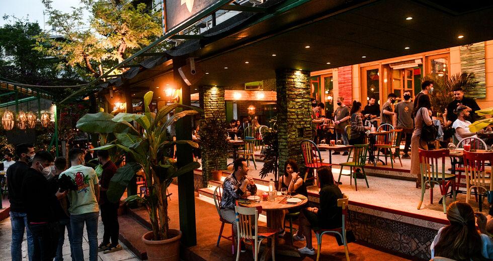 Επιστρέφει επιτέλους η μουσική στην εστίαση – «Χαλάρωση» μέτρων με επέκταση ωραρίου απαγόρευσης κυκλοφορίας κατά μία ώρα