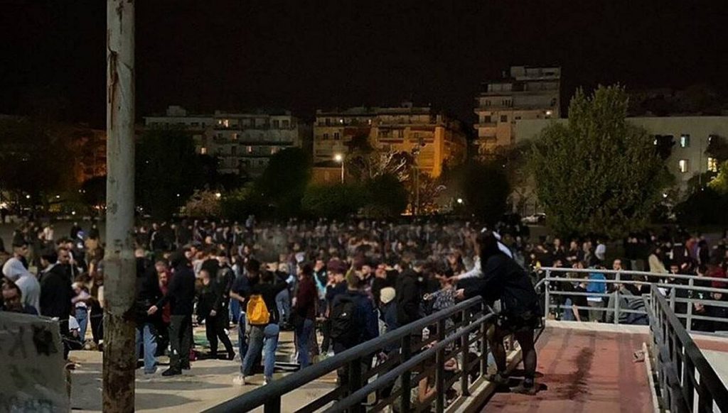 Τραγέλαφος: Οι σφαίρες πέφτουν έξω και οι αρχές βάζουν αλεξίσφαιρα τζάμια στα πανεπιστήμια για να αποτρέψουν τα πάρτι!