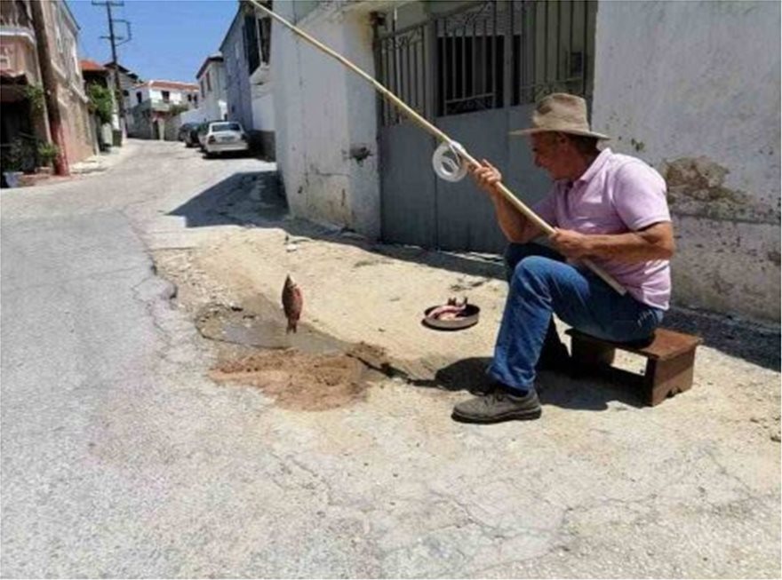 Σέρρες: Κάτοικος ψαρεύει με καλάμι σε λακκούβες δρόμων του χωριού του και γίνεται … viral (φωτο)