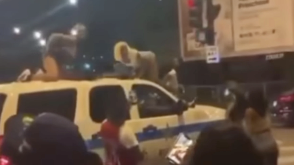 Σάλος στις ΗΠΑ με γυναίκες να χορεύουν twerking πάνω σε όχημα της αστυνομίας (βίντεο)
