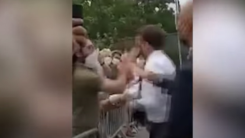 Ε.Μακρόν μετά το χαστούκι: «Μεμονωμένο περιστατικό» – Νέο βίντεο