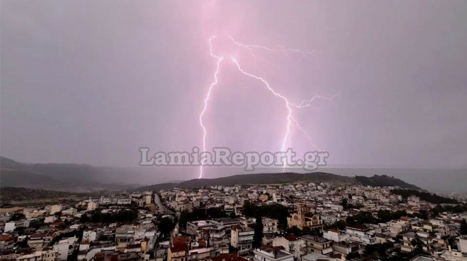 «Άνοιξαν οι ουρανοί» στη Λαμία! – Εντυπωσιακές εικόνες από τους κεραυνούς και την καταιγίδα (βίντεο)
