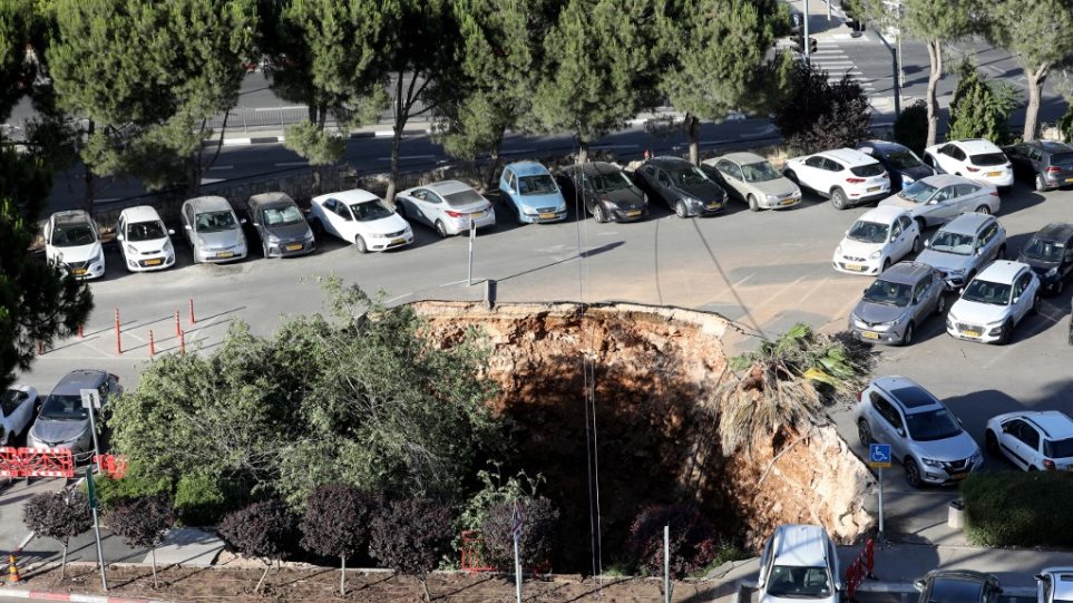 Ισραήλ: Η στιγμή που τεράστια τρύπα σε πάρκινγκ έξω από νοσοκομείο «καταπίνει» αυτοκίνητα (βίντεο)