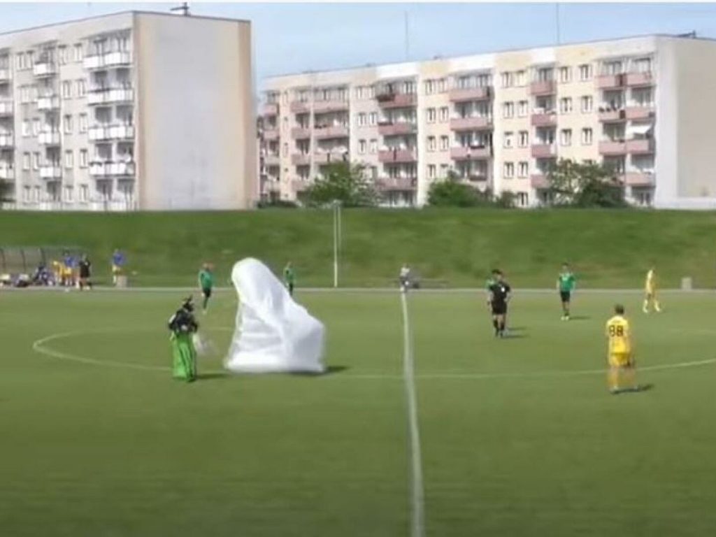 Πολωνία: Διακοπή αγώνα για… εισβολή αλεξιπτωτιστή (βίντεο)